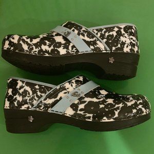 Sanita KOI B&W Blue Flower Clogs S42